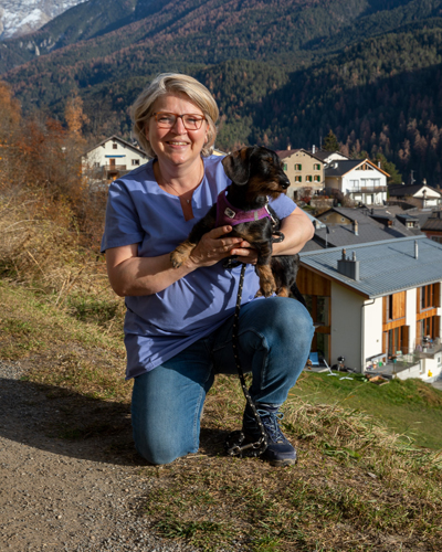 Christine Truog mit ihrer Dackelhündin Elli